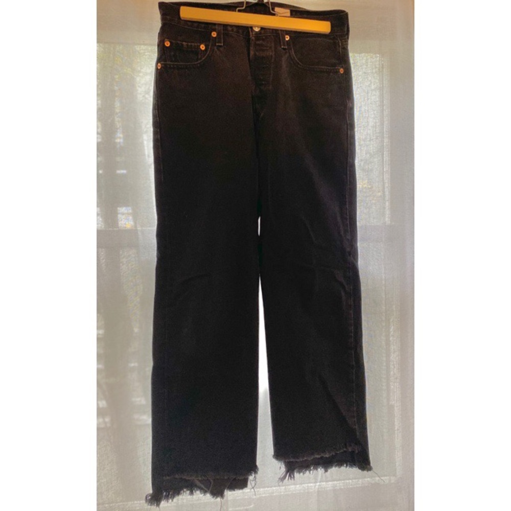 Cropped raw hem black Levi’s